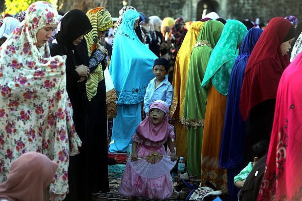 MUSLIM/SEPT 01,2017: Muslim prays as they celebrate Eid-el Adha Al-Mubarak at PLaza Independencia in Cebu City. (CDN PHOTO/TONEE DESPOJO)