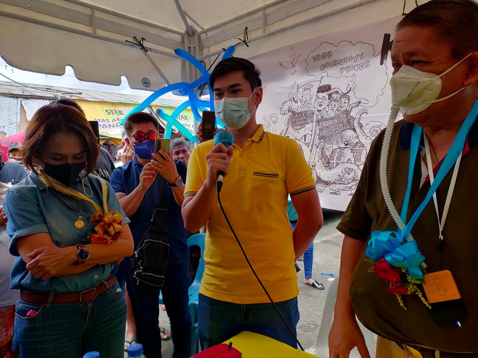 BG Abellanosa, congressional candidate for Cebu City South district, is flanked by Margot Osmeña, BOPK mayoralty candidate and Tomas Osmeña, leader of the BOPK during one of their campaign sorties. | File photo